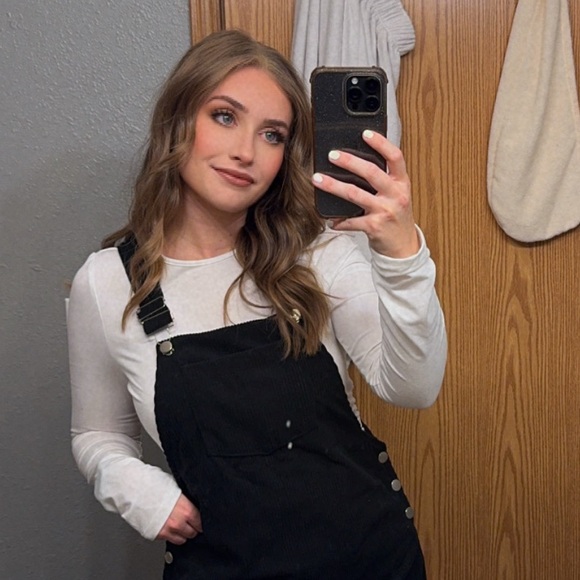 🖤 Meet Your Posher 🖤 - Picture 1 of 1